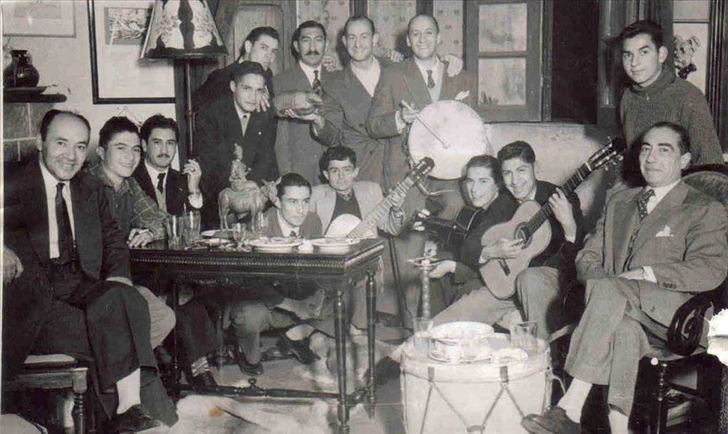 Pajarito Velarde, de piernas cruzadas a la derecha, en una guitarreada en su casa