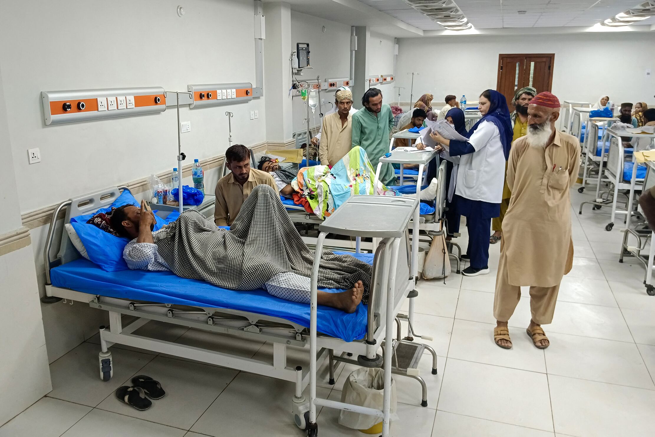 Policías heridos en el ataque se recuperan en un hospital de Punjab.