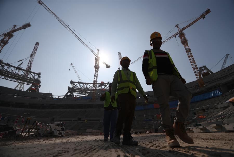 Los empleados pasan varias horas abajo del sol en Qatar.