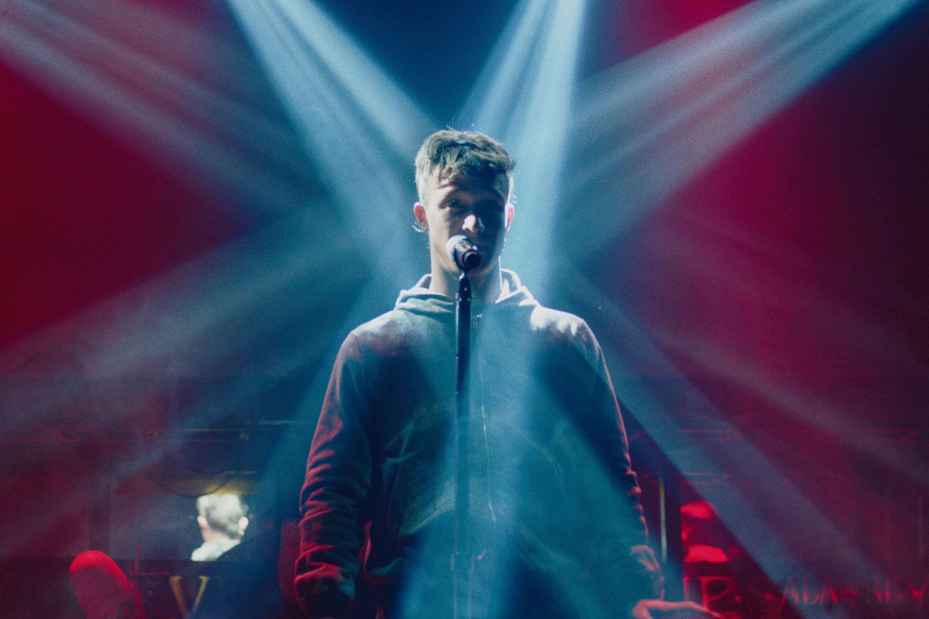 "La Zurda" es un pibe carismático que canta en la banda de cuarteto Manga de Negros