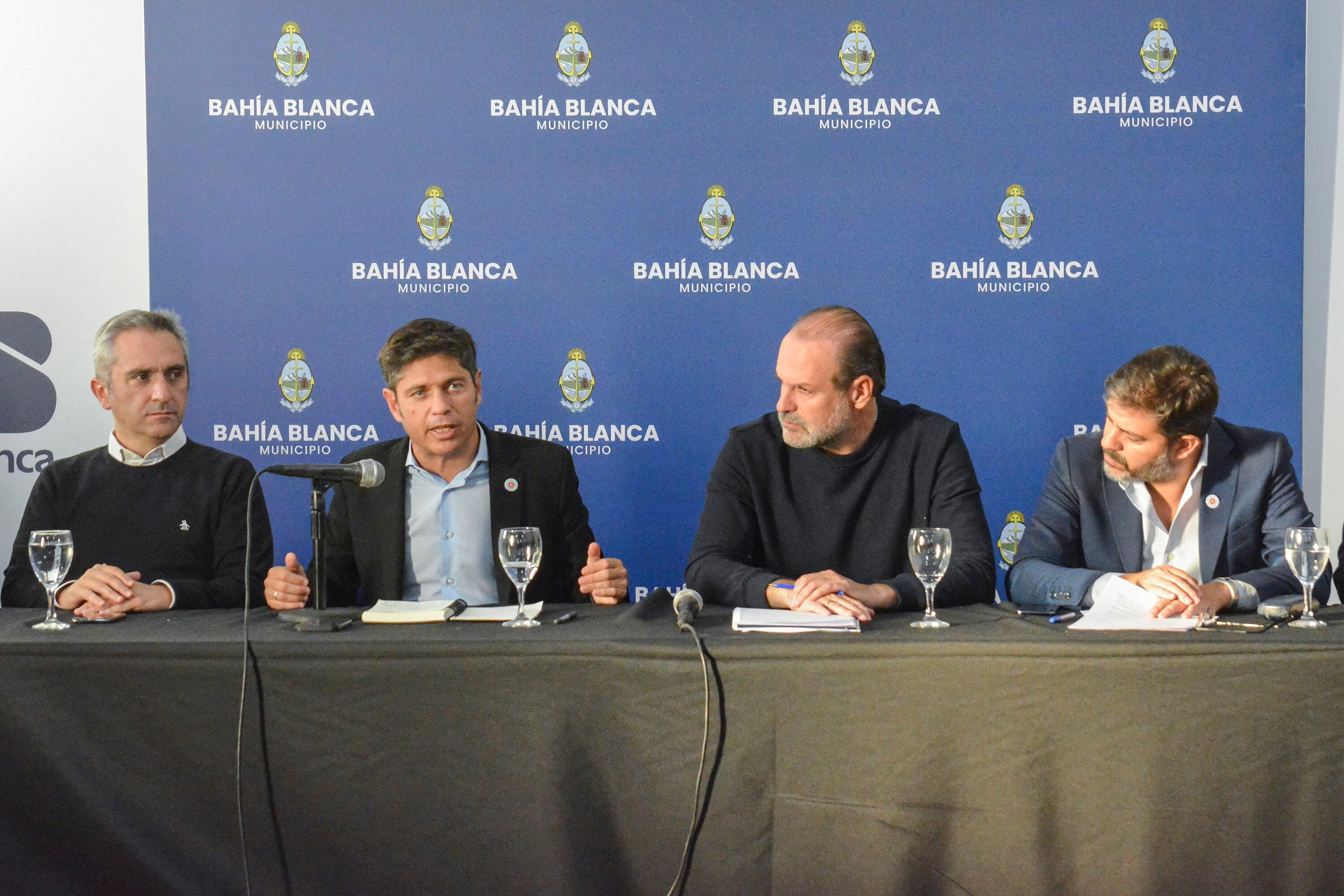 Axel Kicillof junto a Federico Susbielles, Andrés Larroque y Carlos Bianco en Bahía Blanca. 