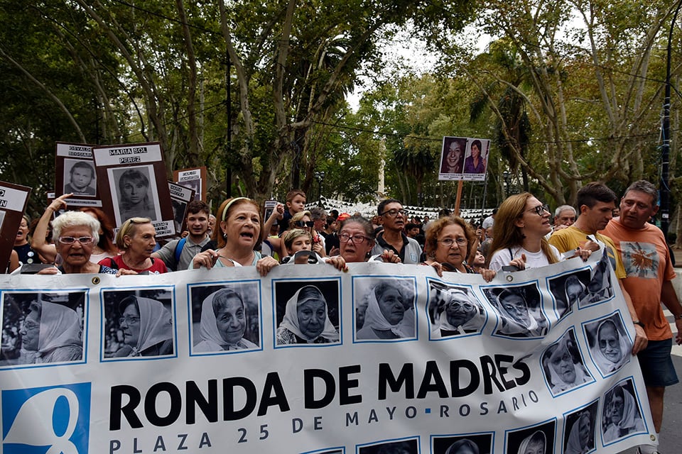 Con las Madres al frente, la marcha en Rosario fue multitudinaria.