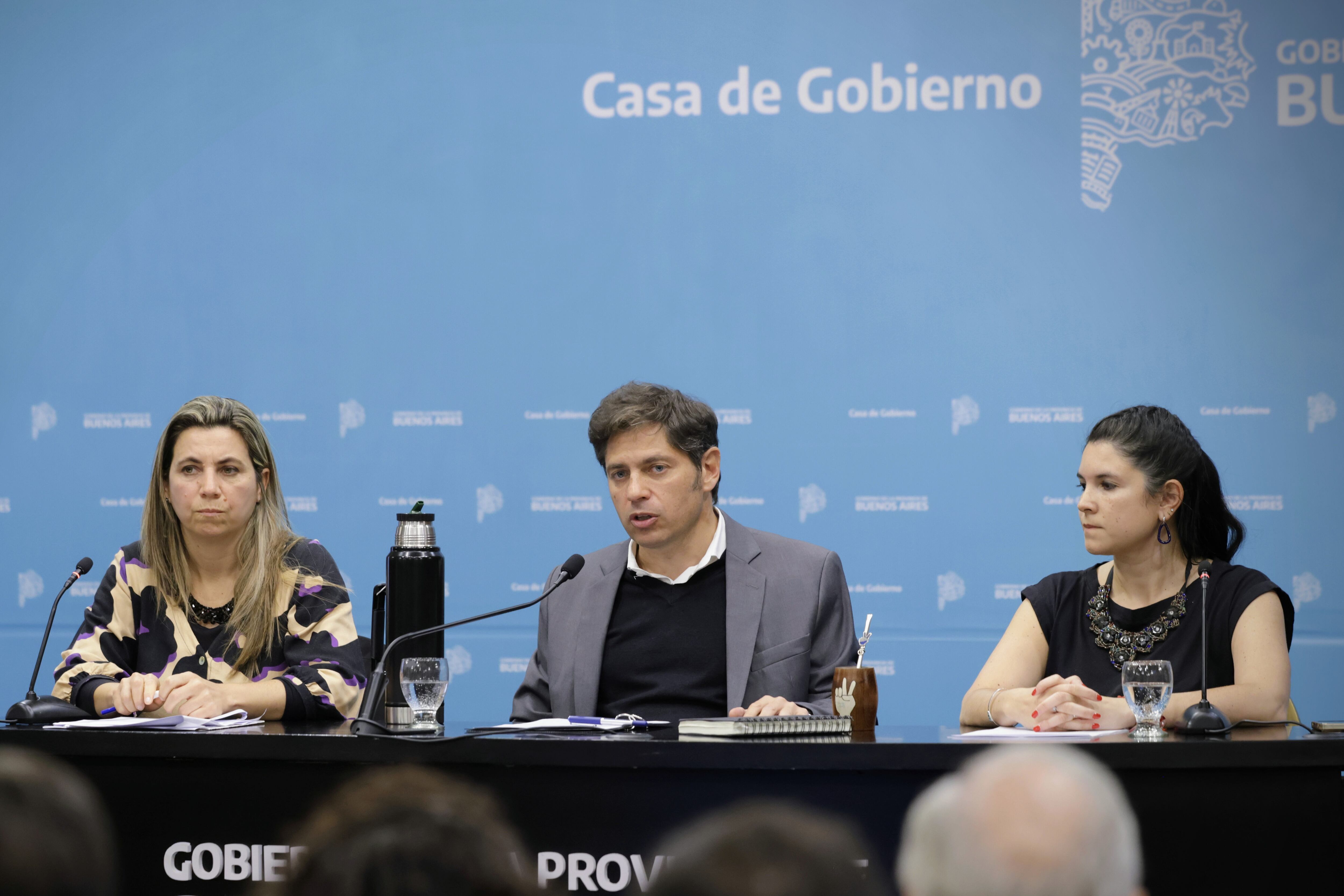 Axel Kicillof junto a Julieta Calmels y Alexia Navarro.