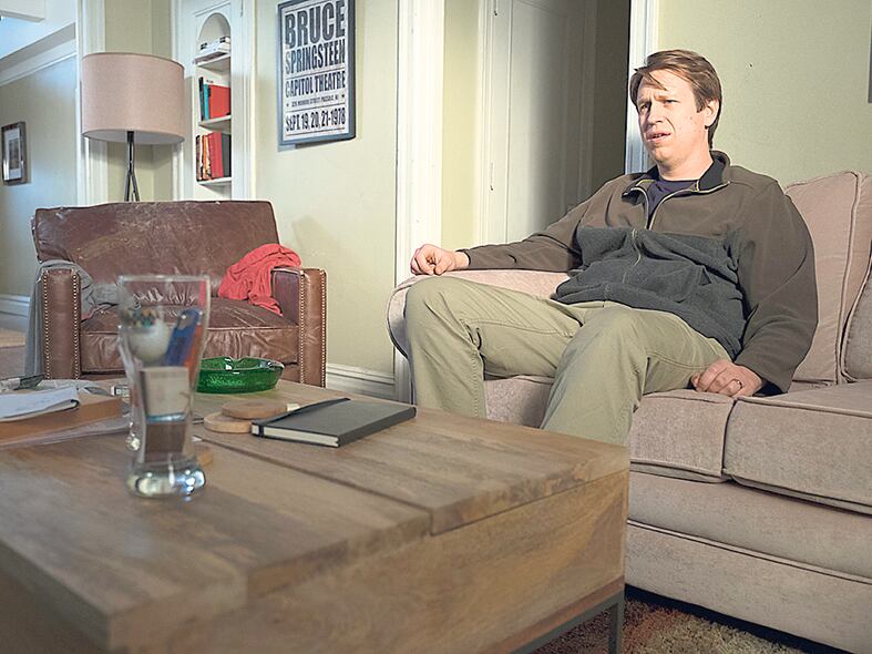 Abandonado y sin un centavo, a Pete no le queda otra que dormir en casa de otros standuperos.