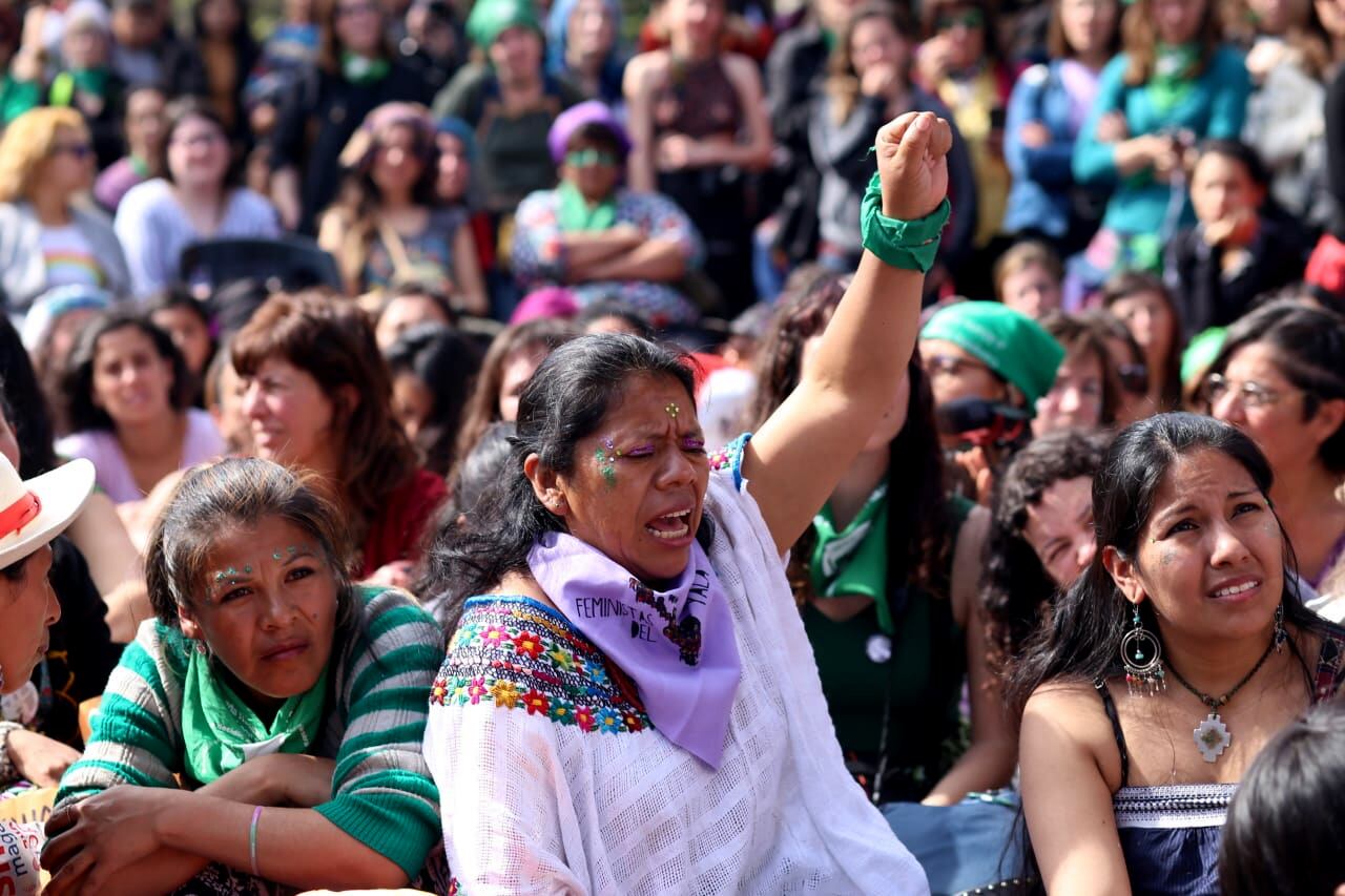 Lolita Chávez abrió la asamblea de Abya Yala con un saludo al sol y a la luna.