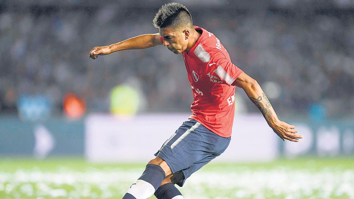 Leandro Fernández saca el zurdazo que se convertirá en el único gol del partido.