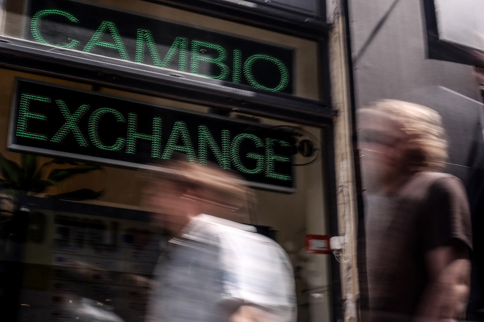 El dólar MEP cerró a 1308 pesos, mientras que l blue cotizó a 1415 pesos.