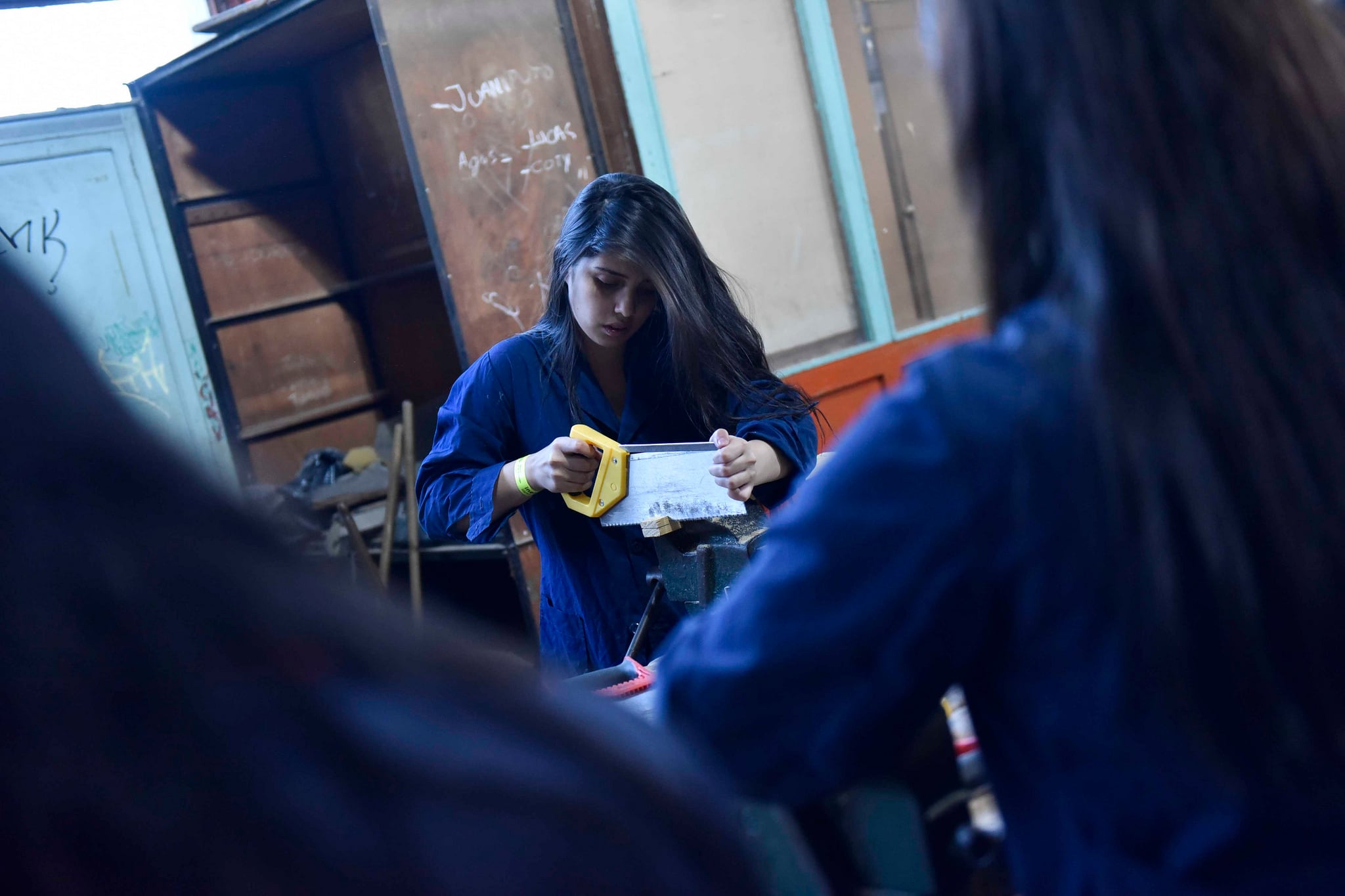 Las chicas ocupan los talleres y buscan salidas laborales aun cuando las escuelas técnicas están pensadas para varones.