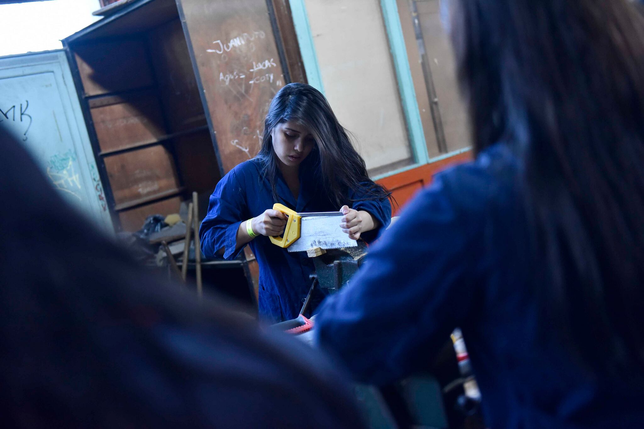 Las chicas ocupan los talleres y buscan salidas laborales aun cuando las escuelas técnicas están pensadas para varones.