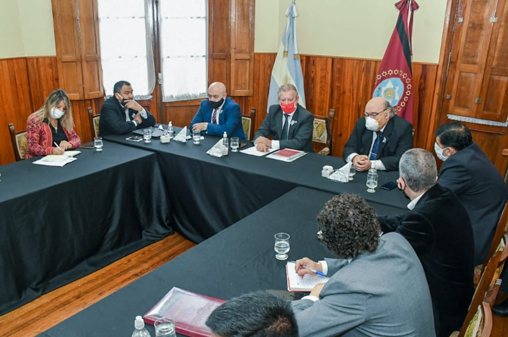 Cornejo (tapaboca blanca) junto a Marocco (de rojo)