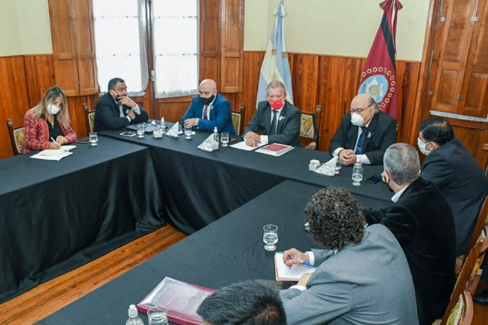 Cornejo (tapaboca blanca) junto a Marocco (de rojo)