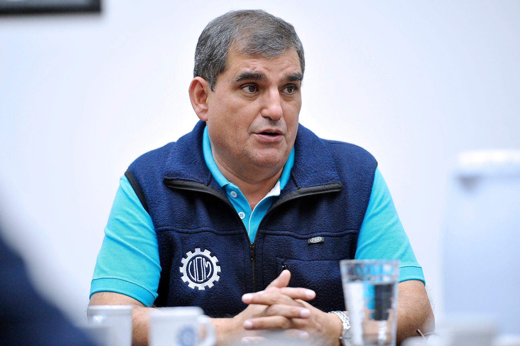 "Sí gana más el que la trae sin producirla, no cuidamos nuestra industria", dijo Donello.