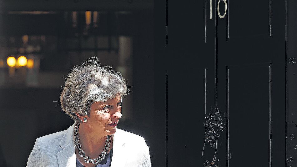 A May la sostiene el peligro de una victoria de Corbyn y la debilita el estado de la economía.