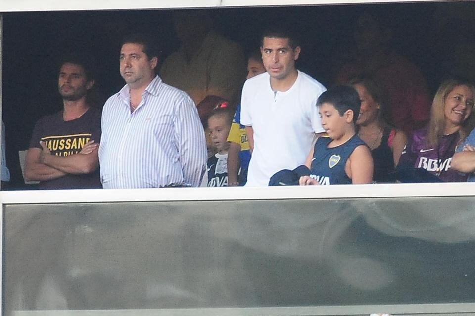 Angelici, ex presidente, y Riquelme, actual vicepresidente 2º, durante un partido en la Bombonera.