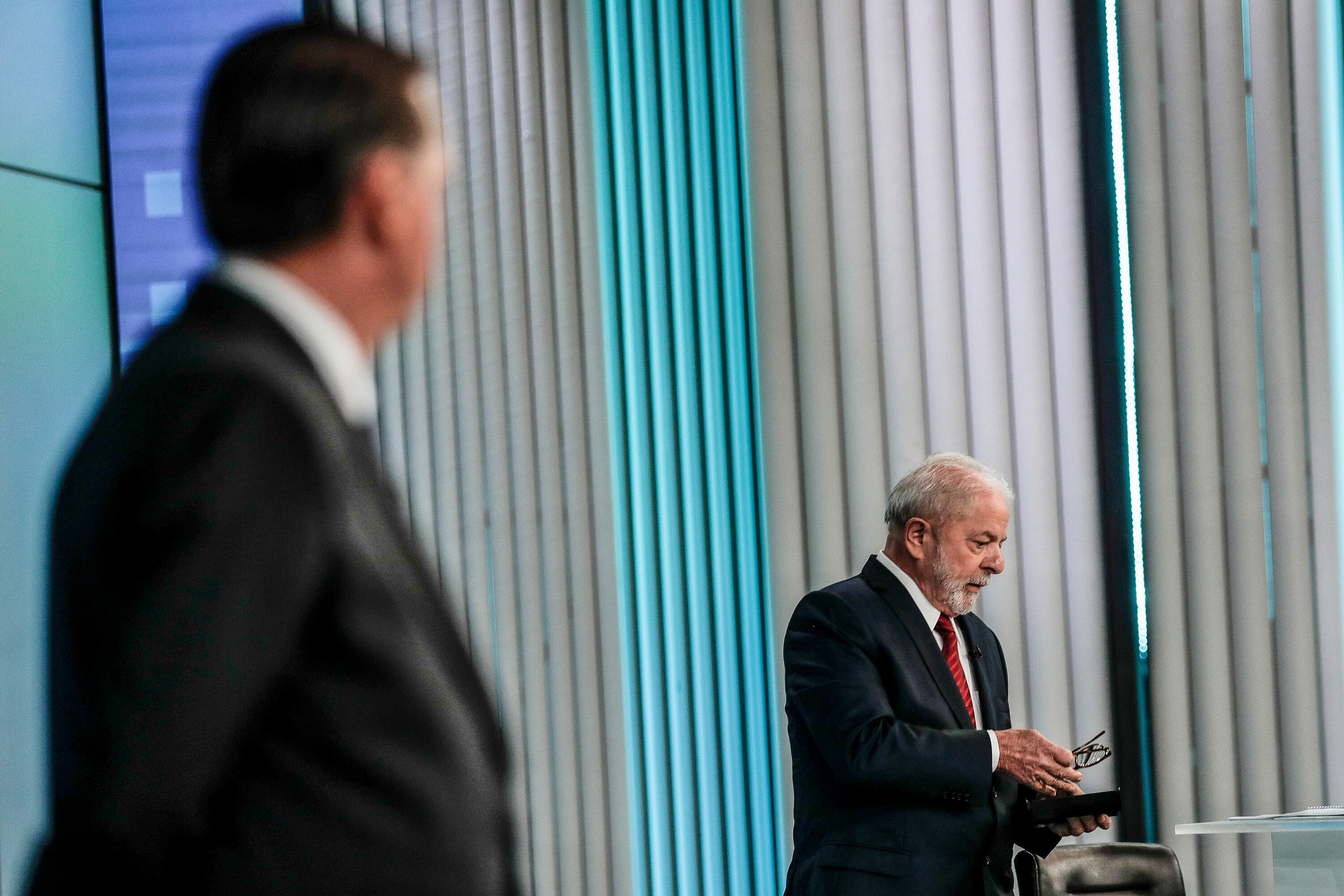 Bolsonaro mira a Lula durante el debate televisivo.