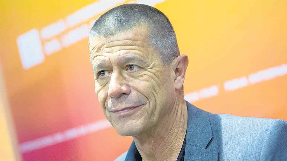 Carrère, nacido en París en 1957, publicó cinco novelas de no ficción que lo llevaron a la fama internacional.