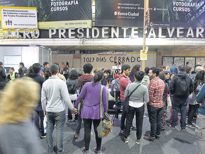 Pintadas y batucadas para exigir la reapertura del teatro Alvear, que lleva 1028 días cerrado.