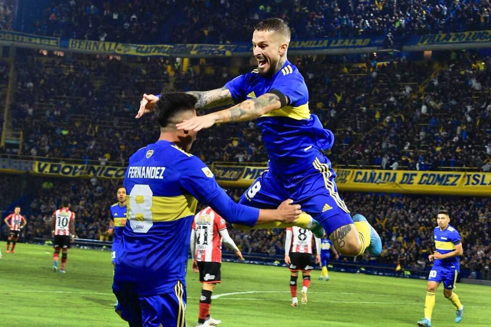 Benedetto celebra su primer tanto con "Pol" Fernández 