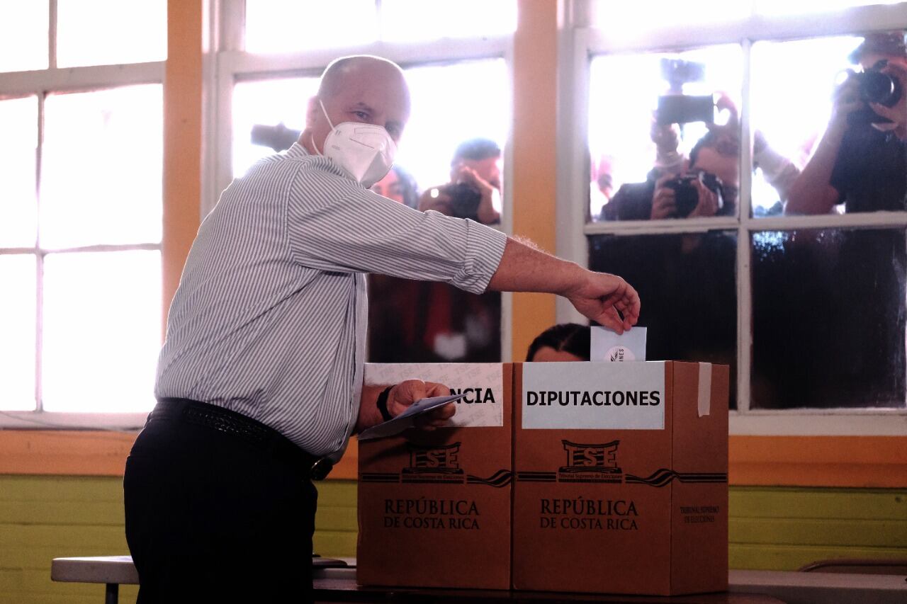El expresidente José María Figueres votó en el pueblo de La Lucha.