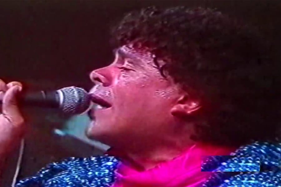 Un joven Carlitos Jiménez en la Plaza Próspero Molina en 1988.