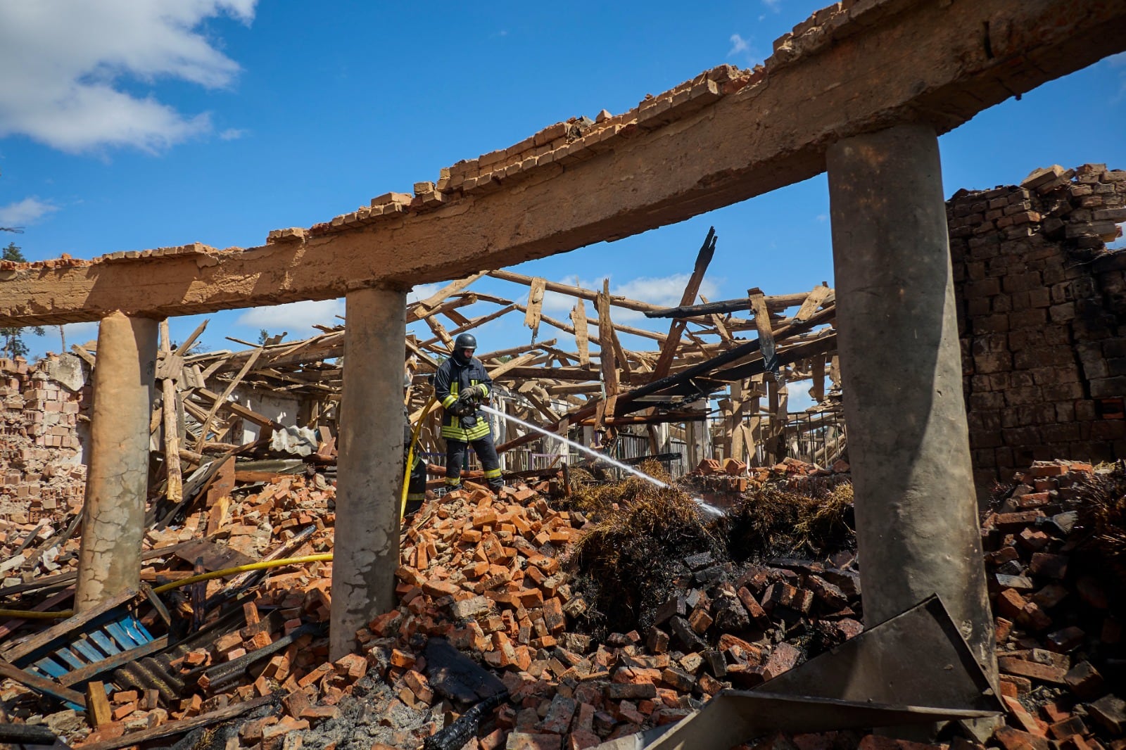 Rescatistas trabajan en Jarkov entre los escombros de una academia de veterinaria bombardeada.