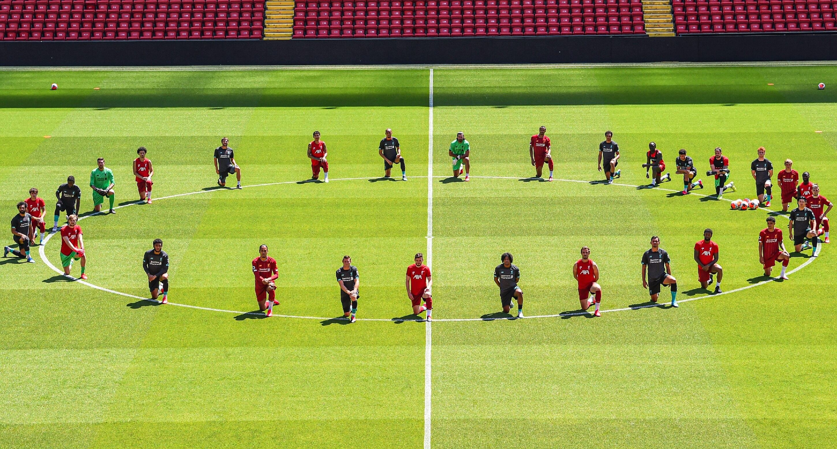 La imagen de los jugadores del Liverpool en Anfield Road.