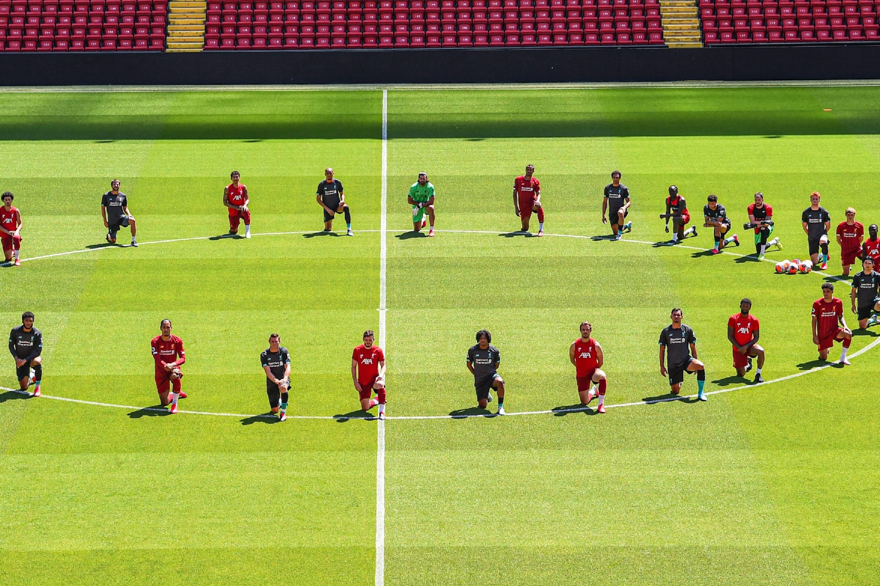 La imagen de los jugadores del Liverpool en Anfield Road.