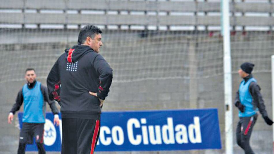 Néstor Apuzzo dirigirá a Huracán frente a Libertad y luego volverá a las divisiones inferiores.
