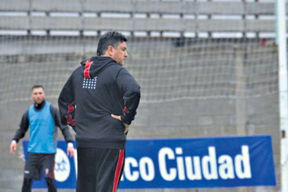 Néstor Apuzzo dirigirá a Huracán frente a Libertad y luego volverá a las divisiones inferiores.