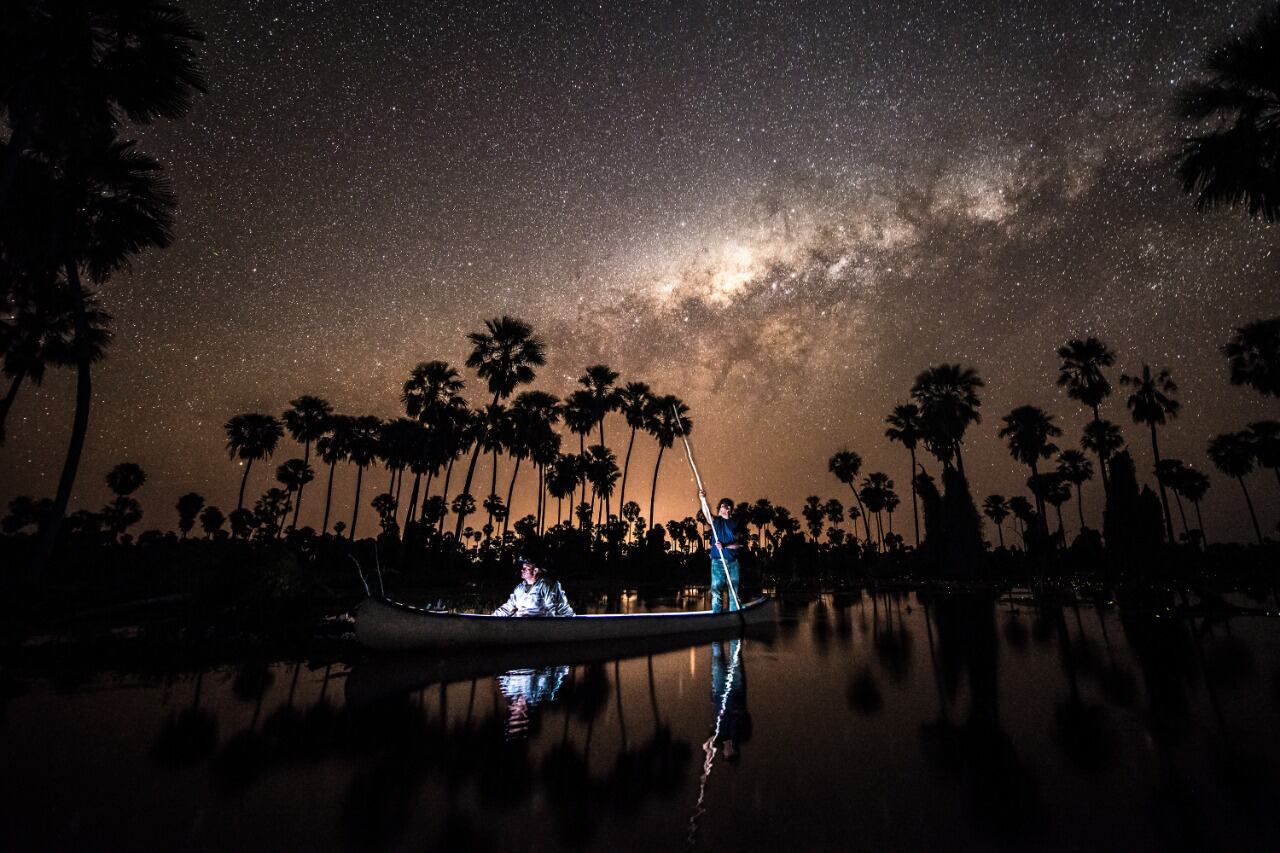 La Vía Láctea ilumina la magia del anochecer en los esteros.