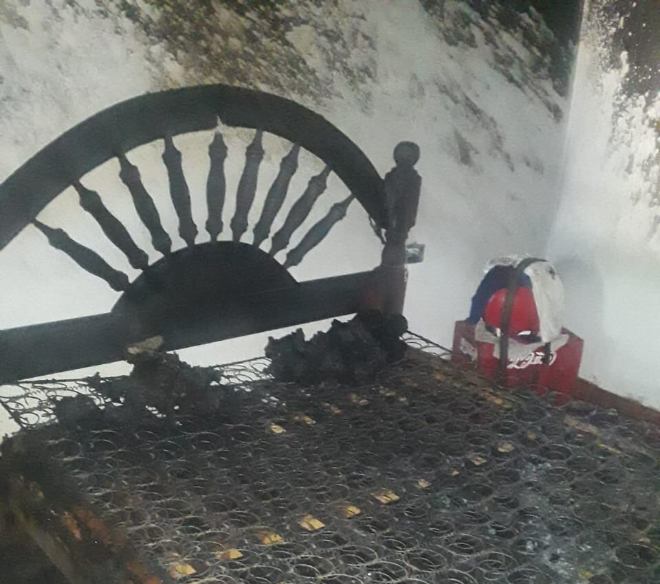 Así quedó la habitación tras el incendio.