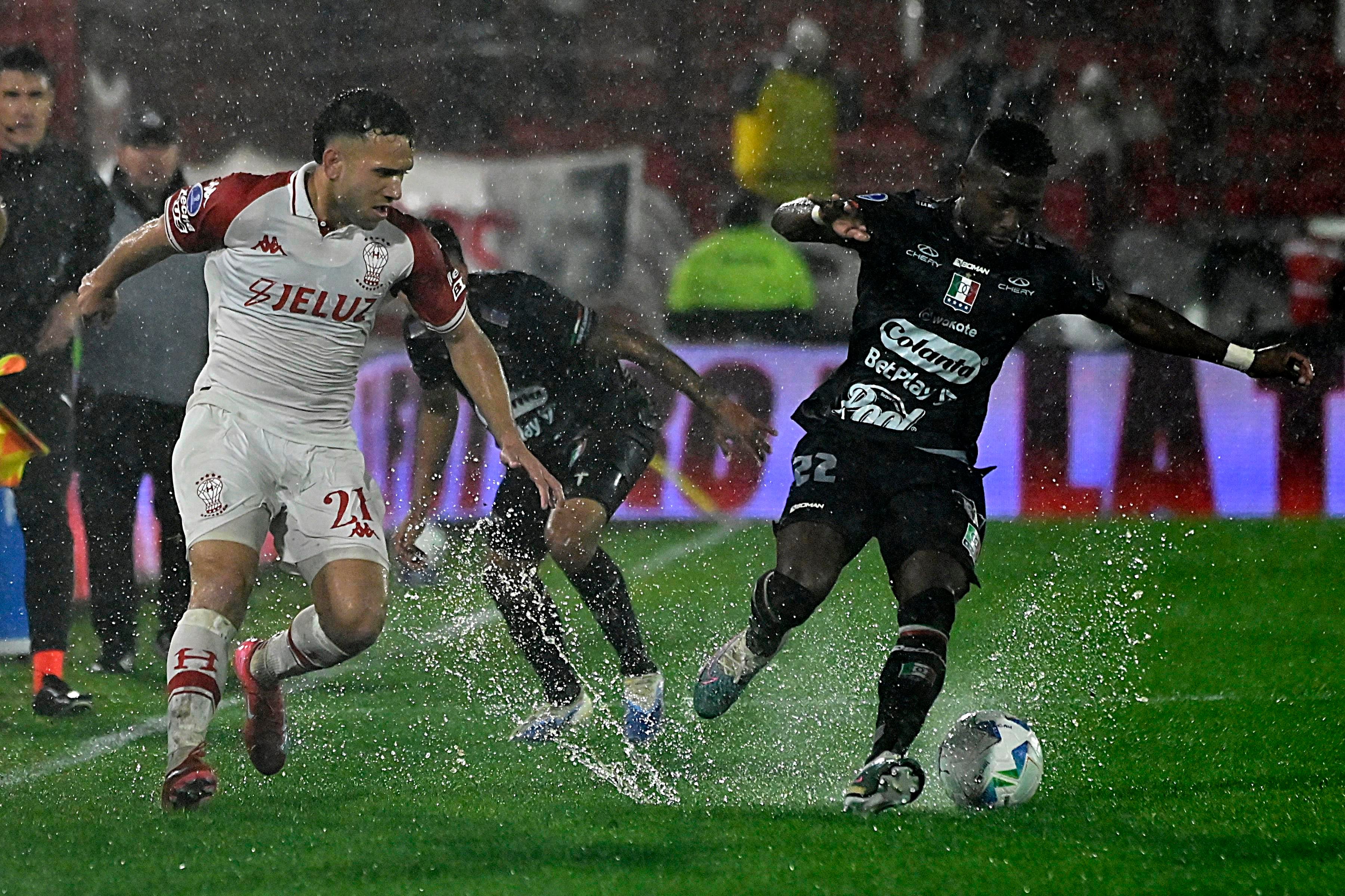 Cuesta lleva la pelota ante la mirada de Bisanz