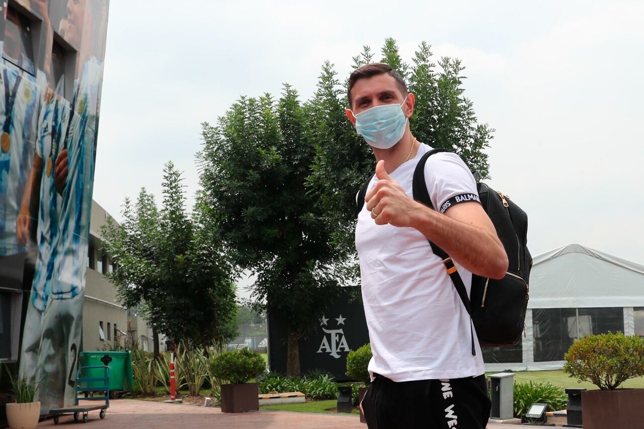 Dibu Martínez, una de las figuras de la Selección, por entrar a Ezeiza