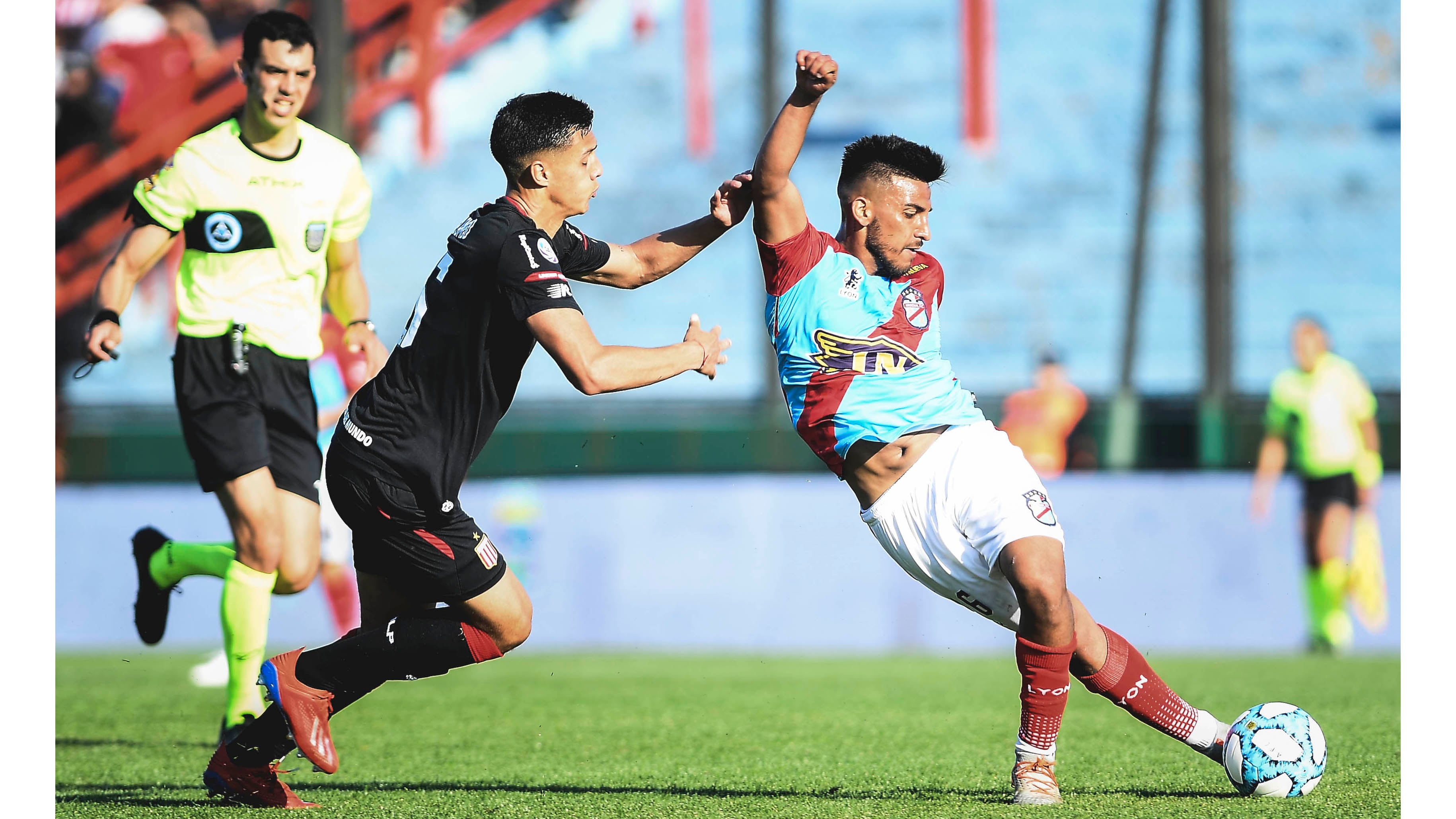 Juan Cruz Kaprof tira magia en Arsenal-Estudiantes.