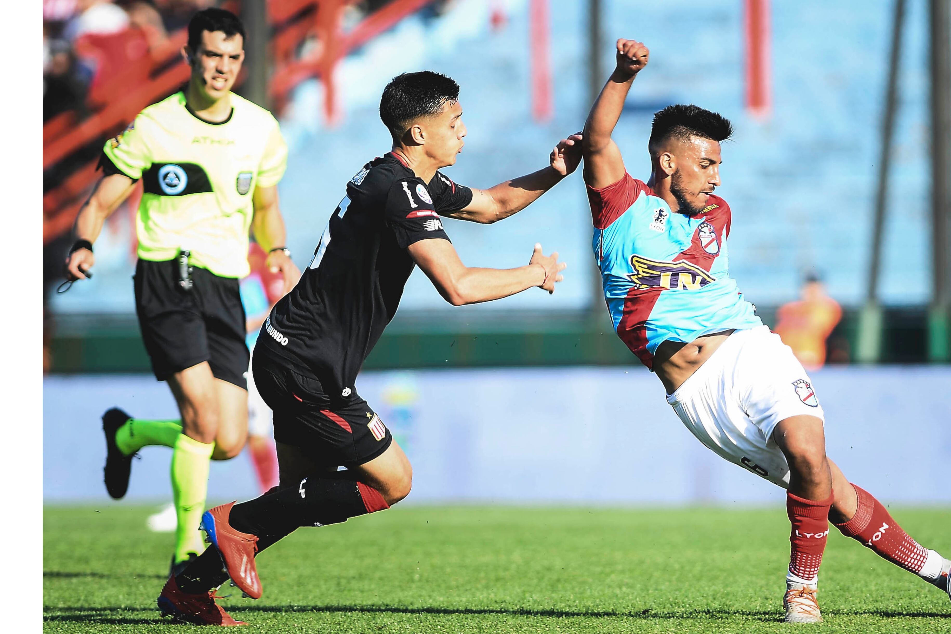 Juan Cruz Kaprof tira magia en Arsenal-Estudiantes.