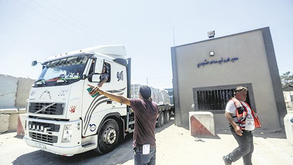 Camiones con mercancía llegan al cruce comercial de Kerem, Shalom en la Franja de Gaza.