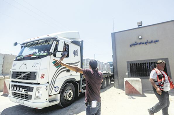 Camiones con mercancía llegan al cruce comercial de Kerem, Shalom en la Franja de Gaza.