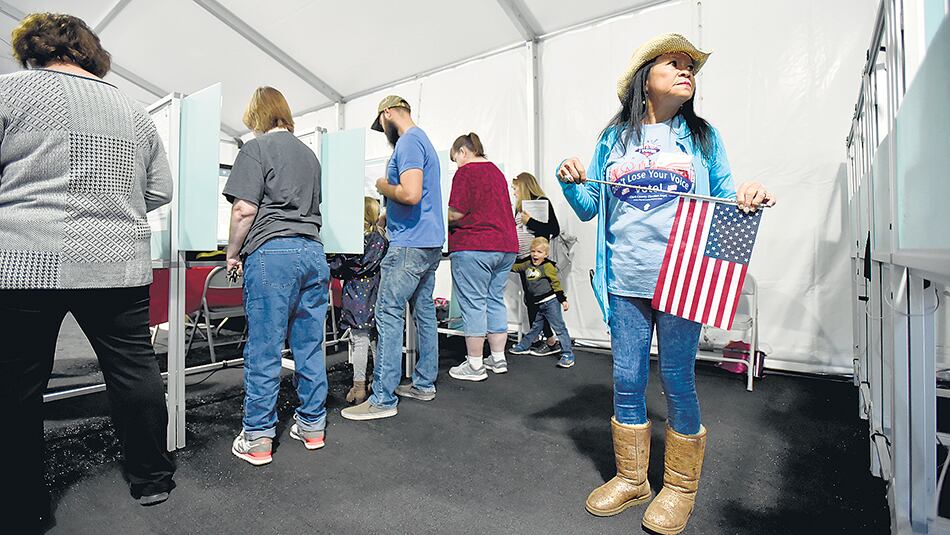 Votantes sufragan en un centro electoral en Las Vegas, Nevada.
