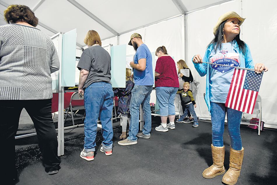 Votantes sufragan en un centro electoral en Las Vegas, Nevada.