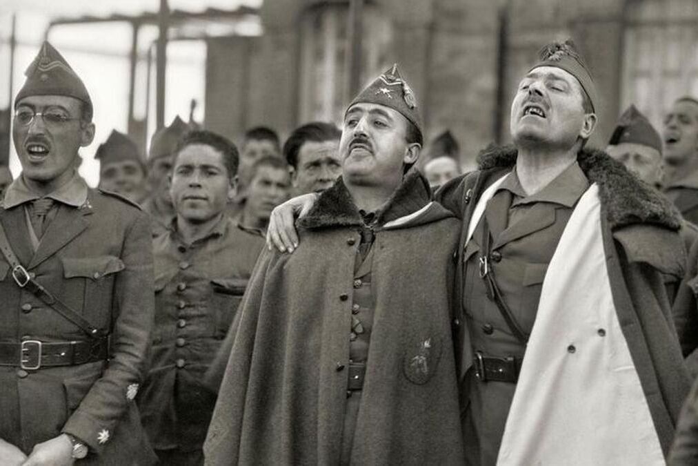 El dictador de España Francisco Franco (centro).