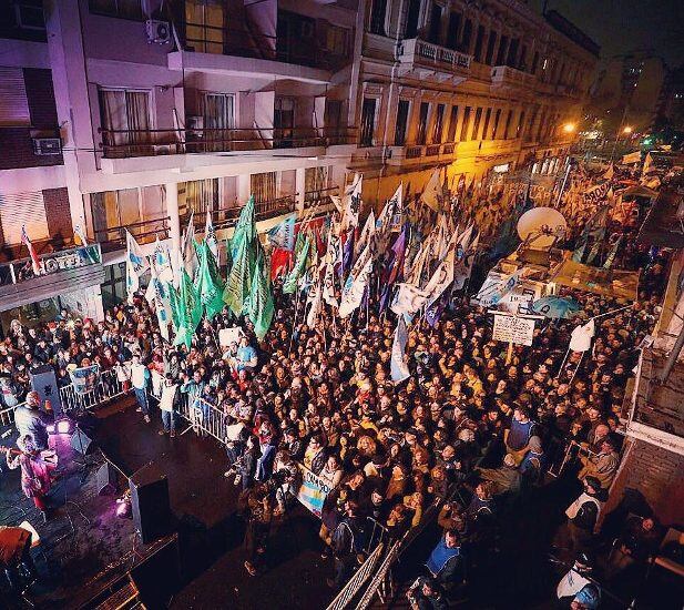 Grupos kirchneristas sobre la calle Rodríguez Peña, esperando por CFK.