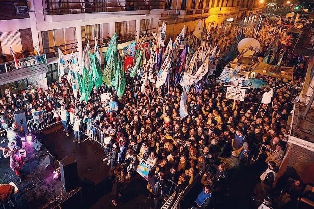 Grupos kirchneristas sobre la calle Rodríguez Peña, esperando por CFK.