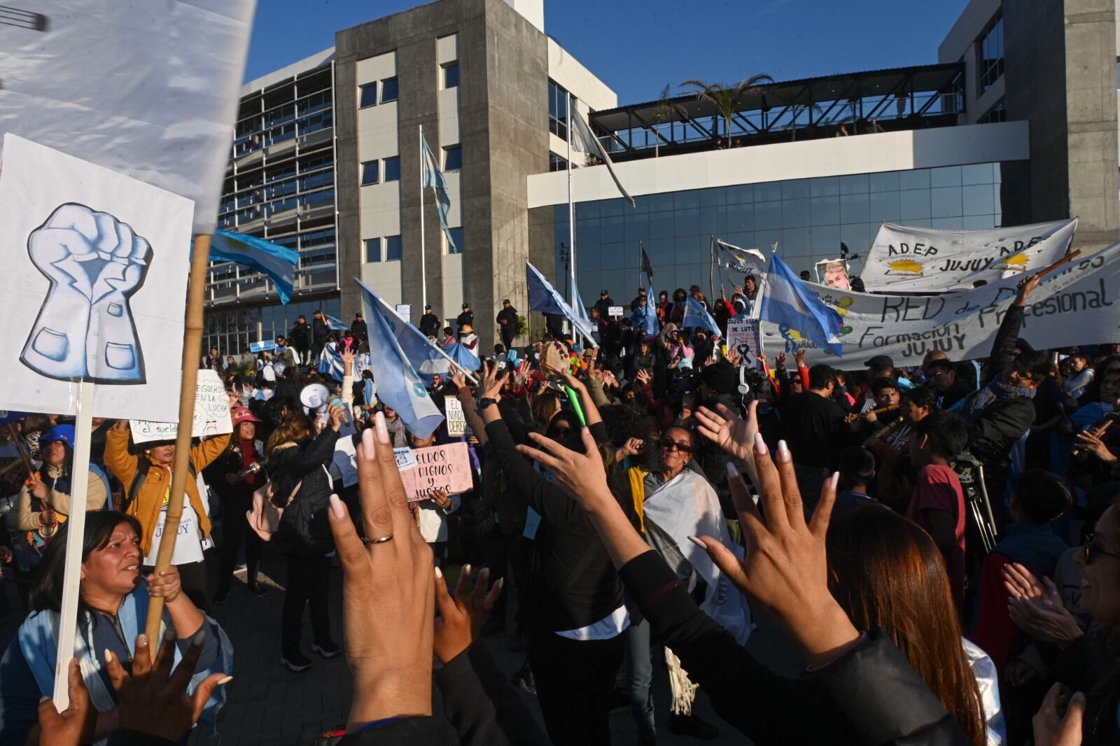 Los docentes comenzaron la lucha contra la reforma constitucional.