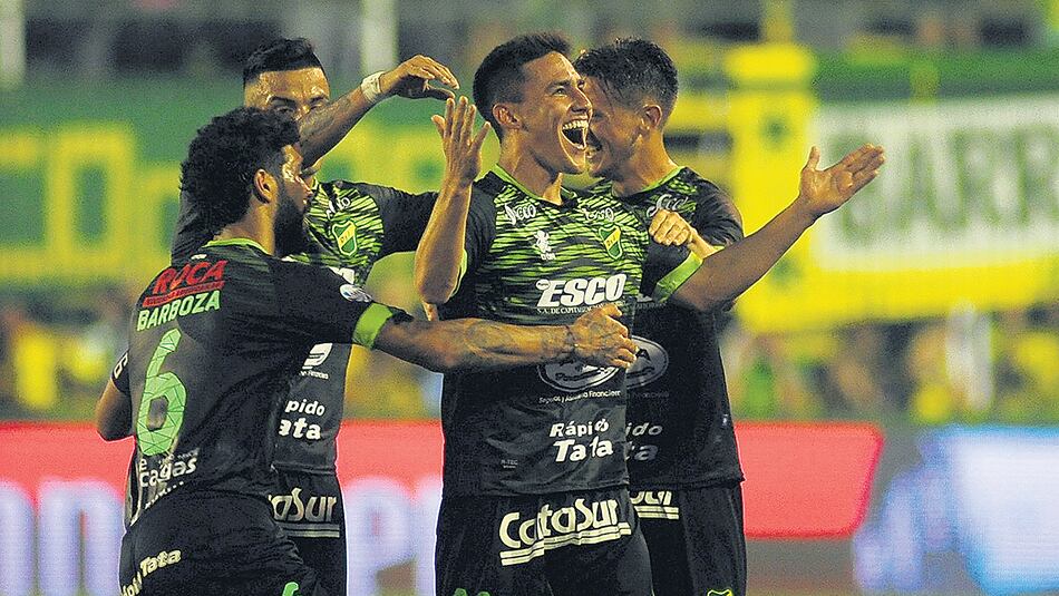 El paraguayo Rojas festeja su segundo gol y Defensa sueña.