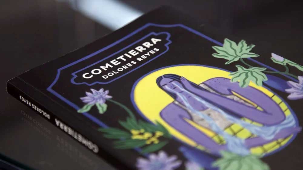 La portada del libro Cometierra, de Dolores Reyes.
