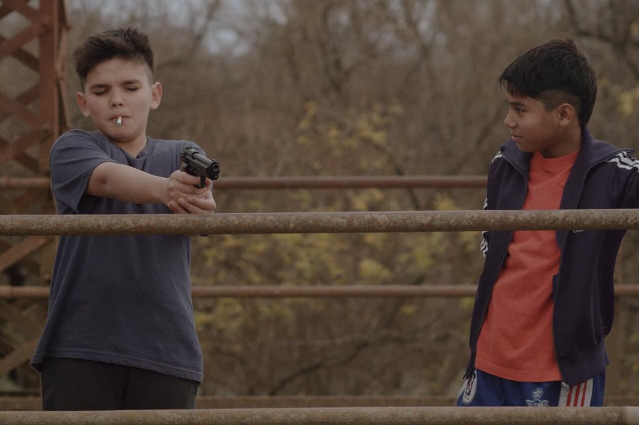 Mochila de plomo retrata de modo verosímil una infancia vulnerable.
