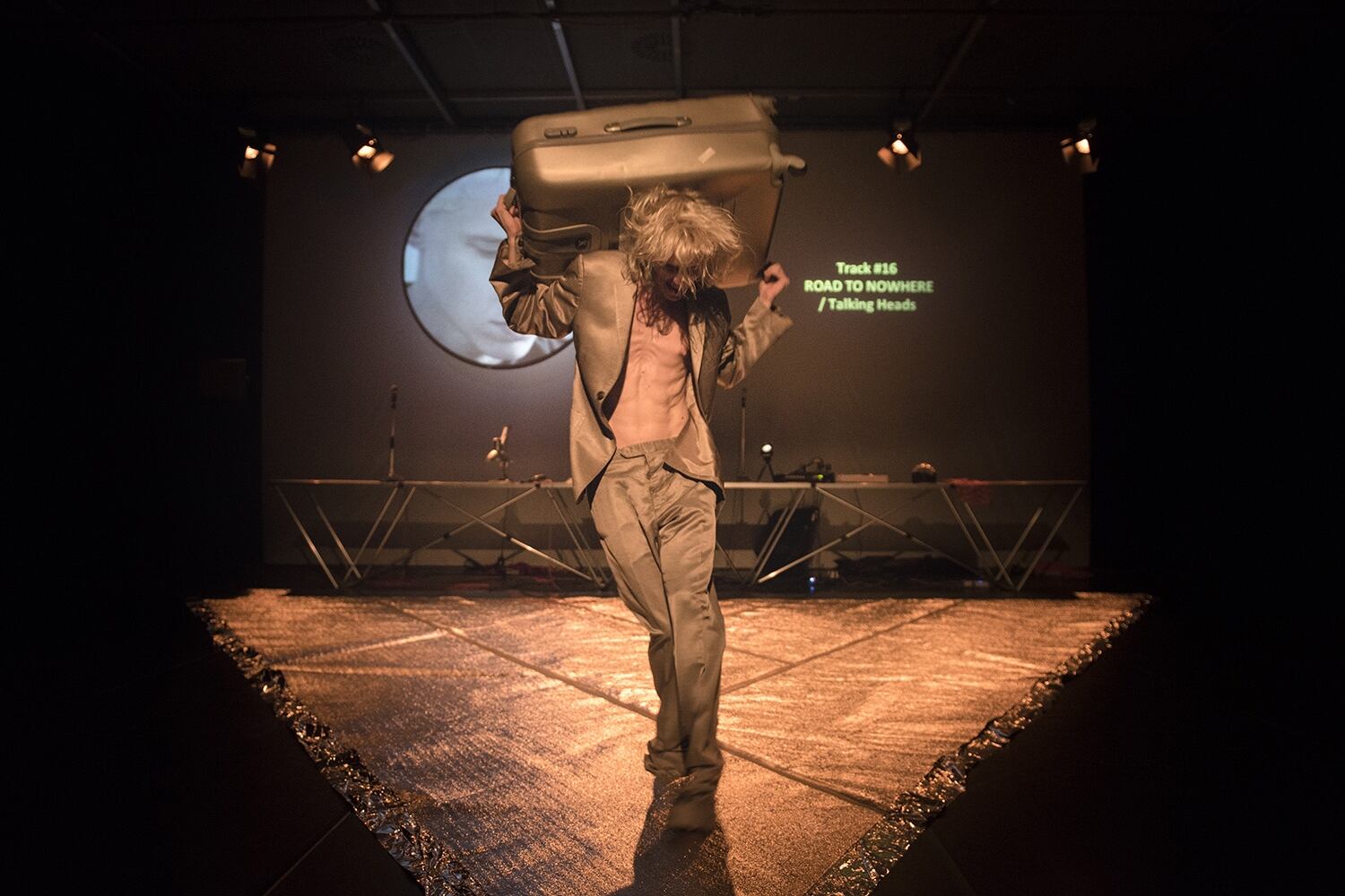 El espectáculo abreva en la danza, el videoarte y la música.