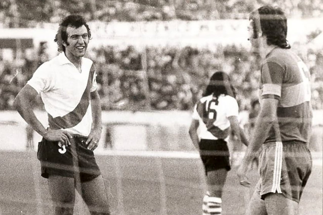Morete (de frente) junto a Rogel en un Superclásico