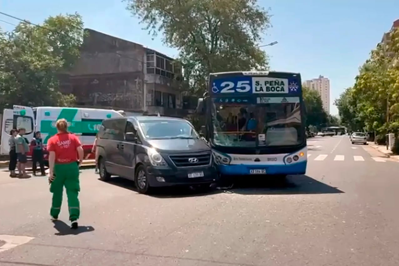 Accidente en Parque Chacabuco: 12 heridos, entre ellos un menor de edad
Foto: Agencia NA - captura de video SAME