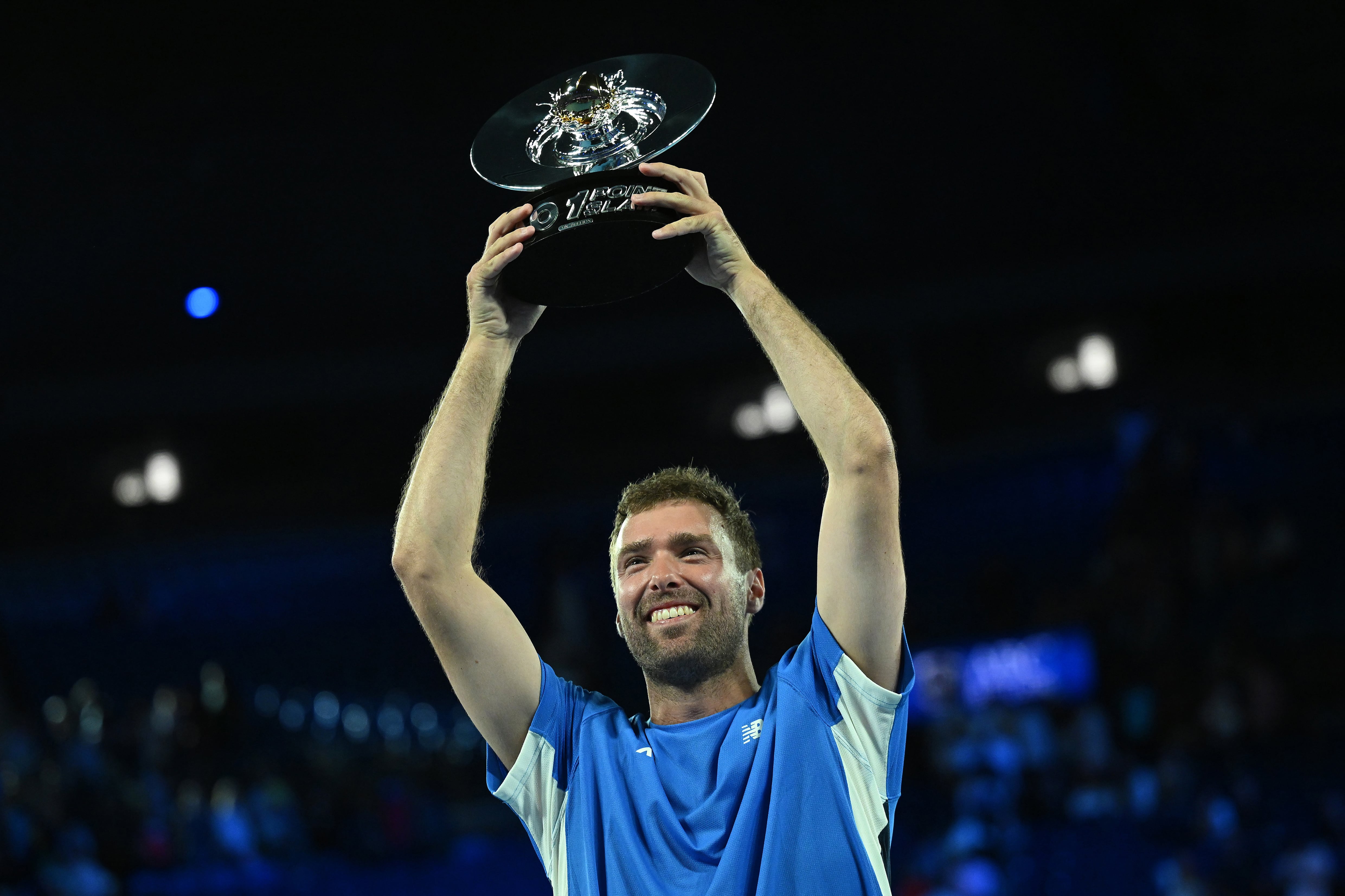 Melbourne (Australia), 14/01/2026.- Jordan Smith of New South Wales reacts while holding the trophy after defeating Joanna Garland of Taiwan to win the 1 Point Slam event during the Australian Open Opening Week at Rod Laver Arena in Melbourne, Australia, 14 January 2026. (Tenis, Jordania) EFE/EPA/JAMES ROSS AUSTRALIA AND NEW ZEALAND OUT